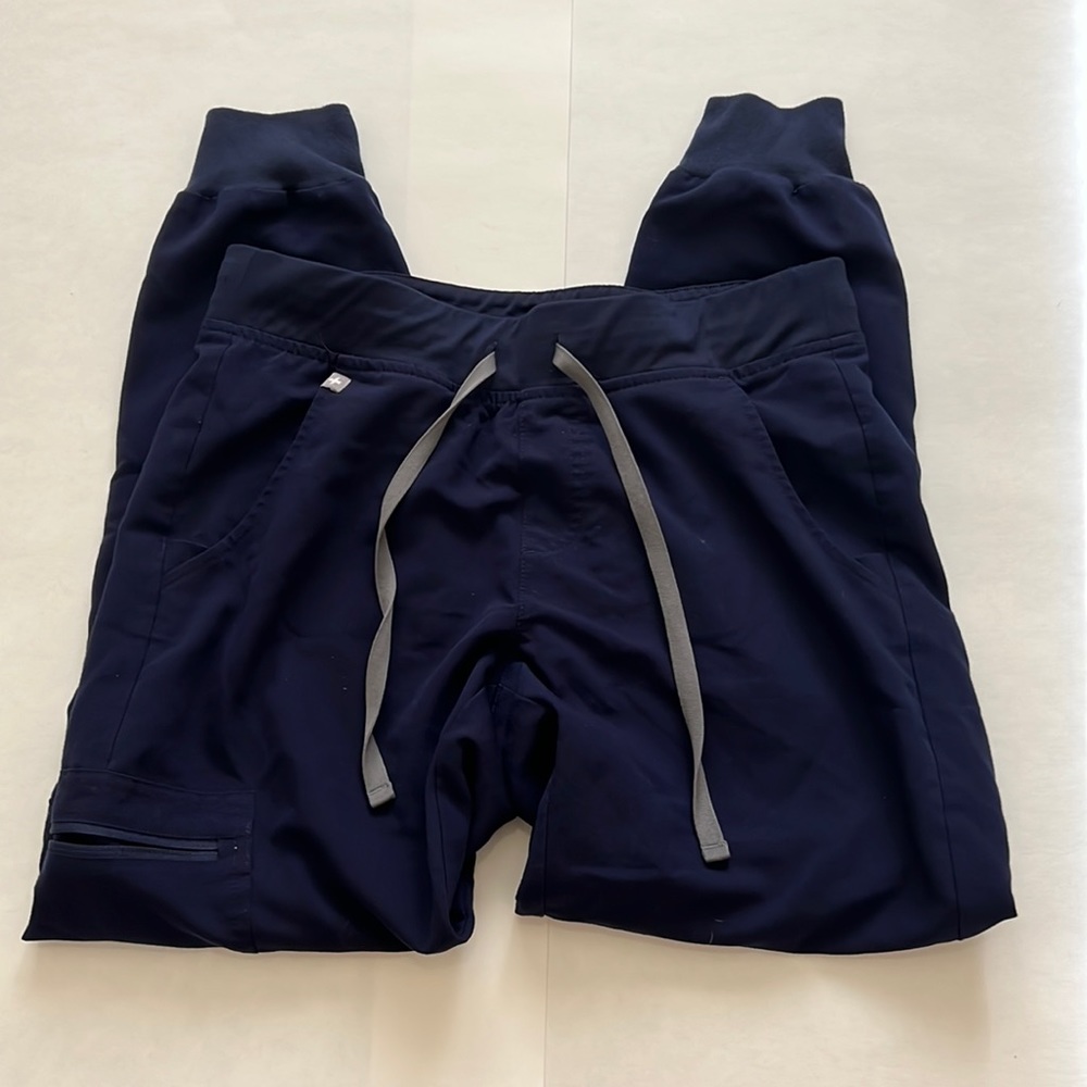 Size small petite navy blue figs joggers.
